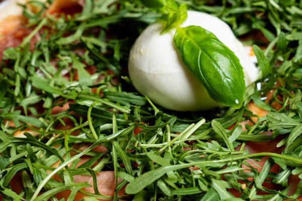 pizza-burrata-prosciutto-crudo-rucola-pizzeria-ristorante-al-fritoin-jesolo-gallery-16